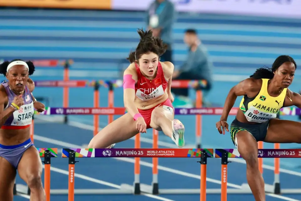 职业生涯, AA, 吴艳妮很可